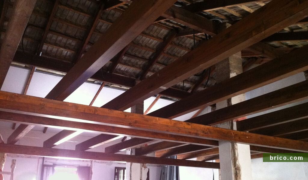 Vigas laminadas en altillo de madera